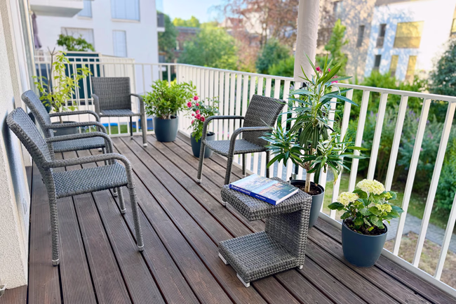 Außenterrasse mit Sonnenschirm schließt ans Wartezimmer an