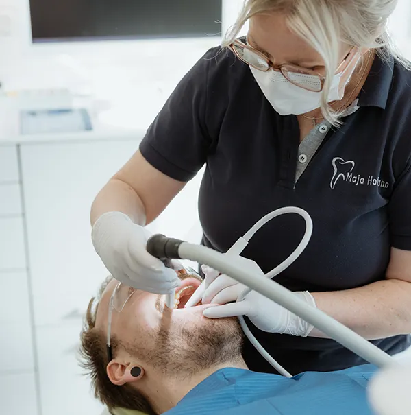 Am Patienten wird im Mund gearbeitet
